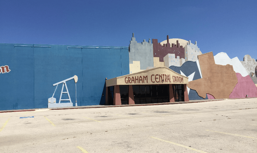 Fachada do antigo bar "Graham Central Station", em Odessa. A estrutura será completamente demolida para dar lugar à construção do novo templo da igreja 'Stonegate Fellowship' (Foto: Arquivo Pessoal / David McReynolds)
