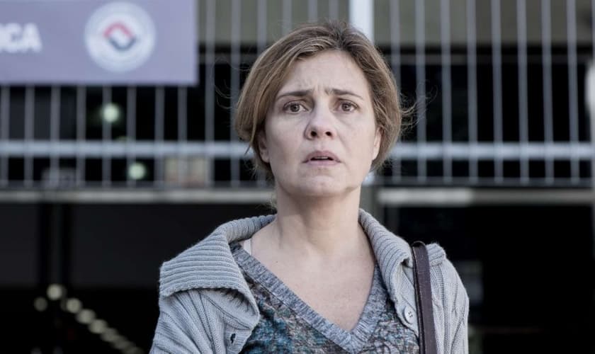 Adriana Esteves irá interpretar no filme nacional "Mundo Cão" a personagem Dilza, que é evangélica, casada e mãe de dois filhos. (Imagem: Reprodução / Youtube)