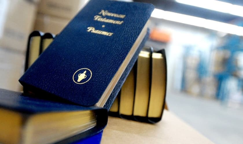 Os Gideões passaram a modificar sua abordagem, entregando os textos sagrados nas ruas das escolas. (Foto: Darren Calabrese/ Guelph Mercury)