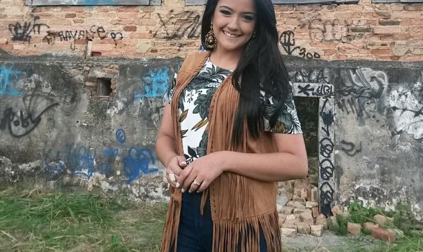 "A sessão de fotos foi cheia de aventuras", postou a cantora em sua Fanpage oficial. (Foto: Marcelo Nejm).