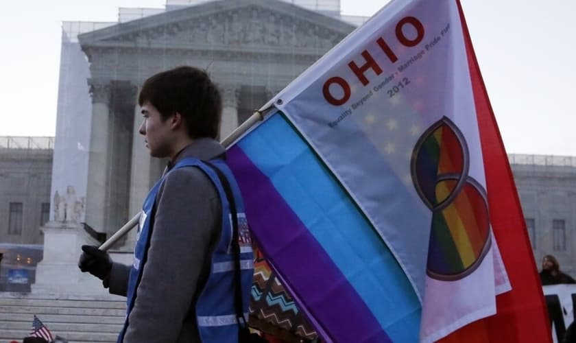 Rapaz carrega bandeira, durante manifestação a favor do casamento gay, em Ohio. (Foto: Reuters)
