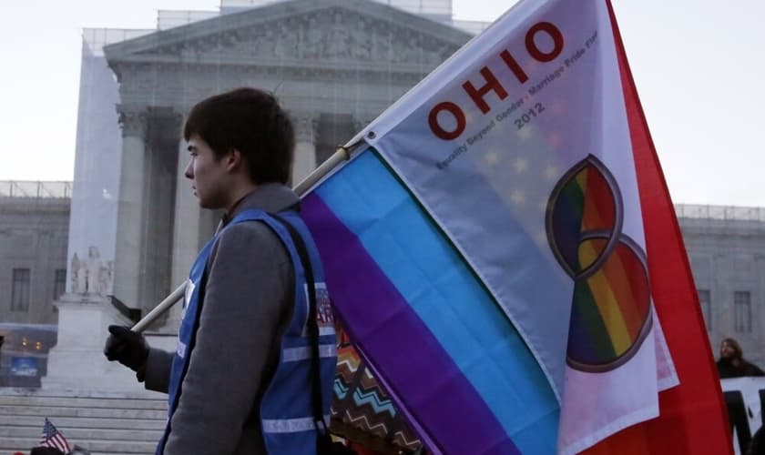 Rapaz carrega bandeira, durante manifestação a favor do casamento gay, em Ohio. (Foto: Reuters)