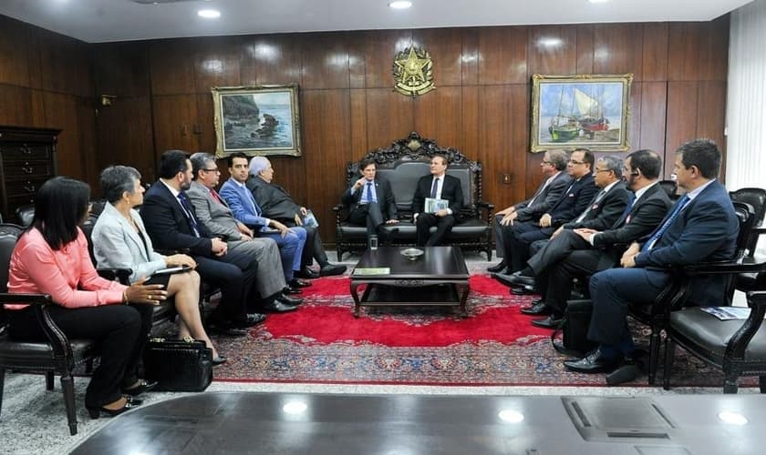 O Senador Marcelo Crivella e outros líderes evangélicos participaram da reunião com o presidente do Senado, Renan Calheiros nesta quarta-feira, 16. (Foto: Jane de Araújo / Agência Senado