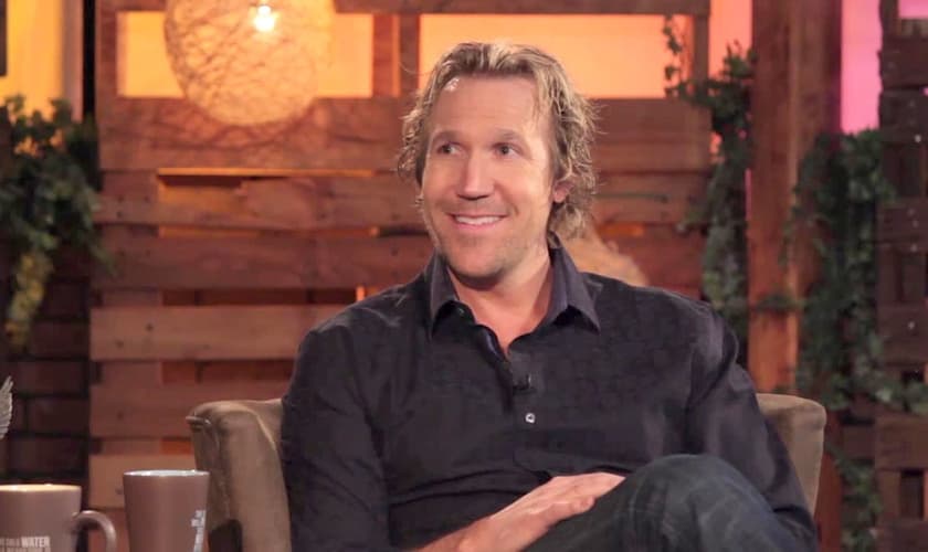 David A. R. White atuou no primeiro filme da saga "Deus Não Está Morto" e também integra a equipe de produção e direção do filme. (Imagem: Reprodução / Youtube)