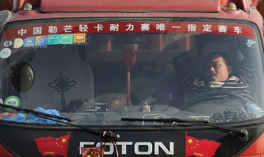 Motorista de caminhão descansando em uma estrada entre Pequim e Tianjin, na China. (Foto: Kim Kyung-hoon/Reuters)