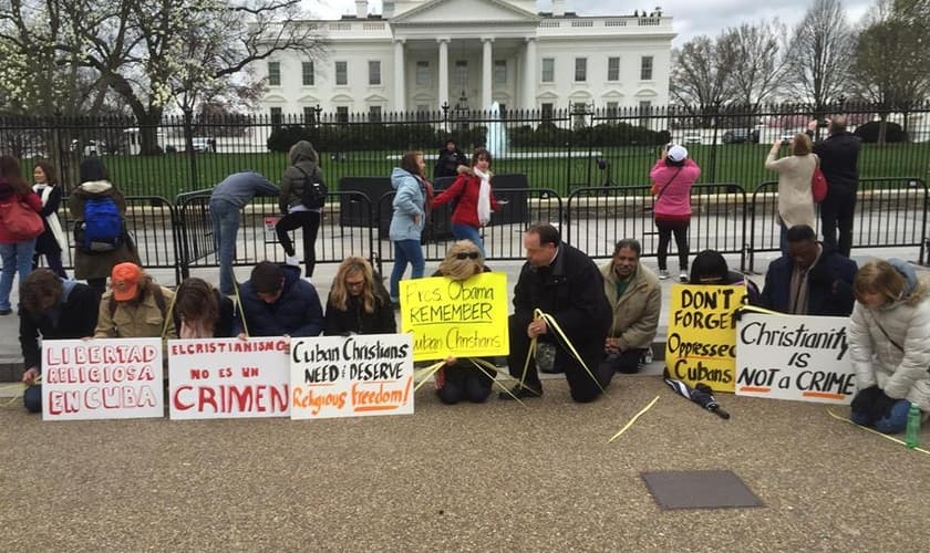 Diante da histórica visita do presidente Barack Obama a Cuba, um grupo de cristãos se hospedou em frente à Casa Branca em uma vigília de oração. (Foto: Patrick Mahoney)
