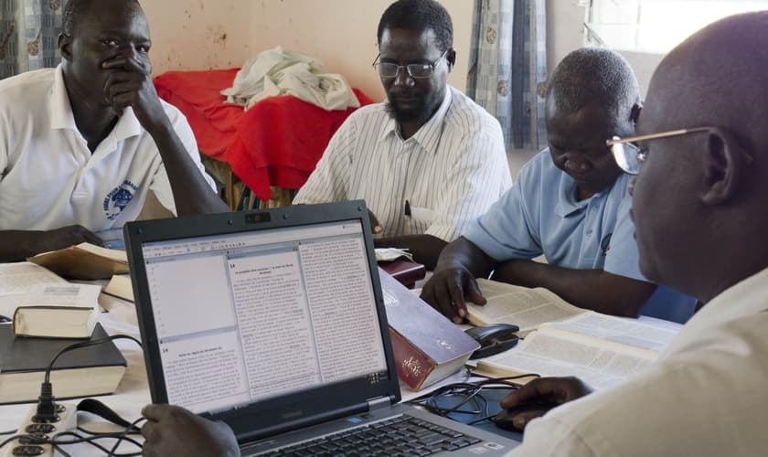 A perseguição tem se intensificado contra os tradutores da Bíblia no Oriente Médio. (Foto: Reprodução)
