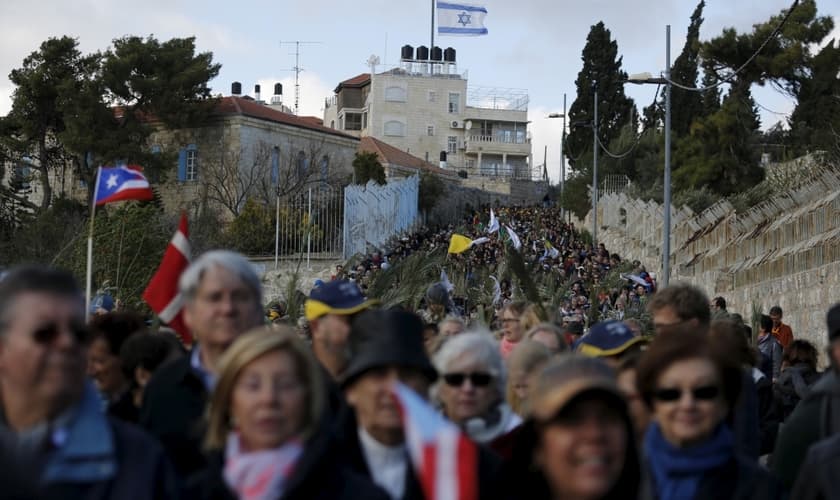 Católicos participam de procissão durante o Domingo de Ramos, no Monte das Oliveiras. (Foto: Amir Cohen / Reuters)