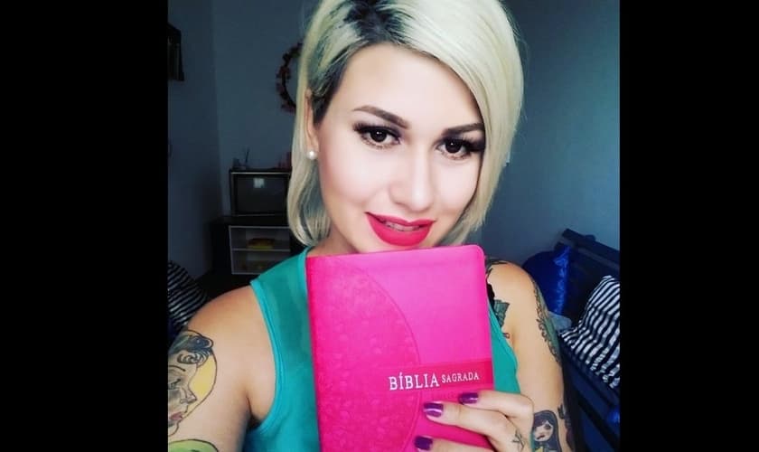 Sara Winter tira selfie com sua Bíblia rosa: "Uma leitura no livro sagrado antes de dormir" (Foto: Facebook)