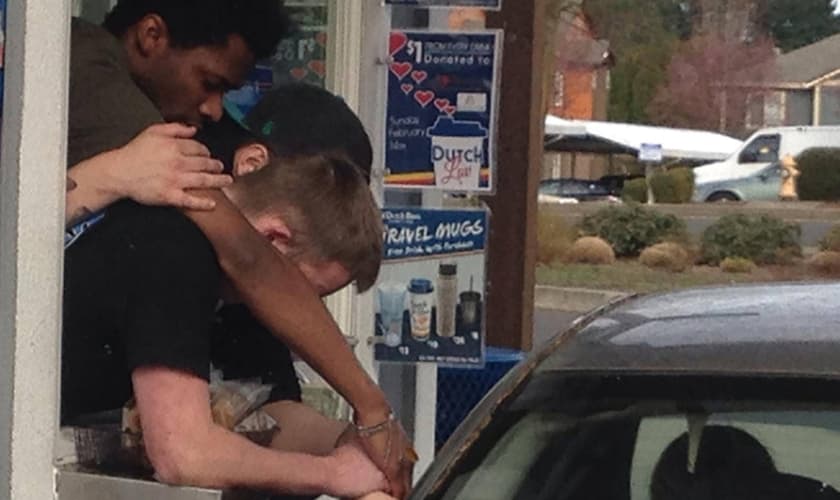 Barbara Danner estava em seu carro, aguardando sua vez, quando presenciou a cena. (Foto: Facebook/Barbara Danner)