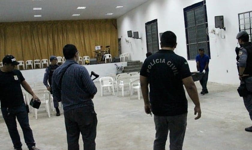 A vítima caiu próximo a porta lateral da igreja, após ser atingida com dois tiros. (Foto: Ive Rylo/G1 AM)