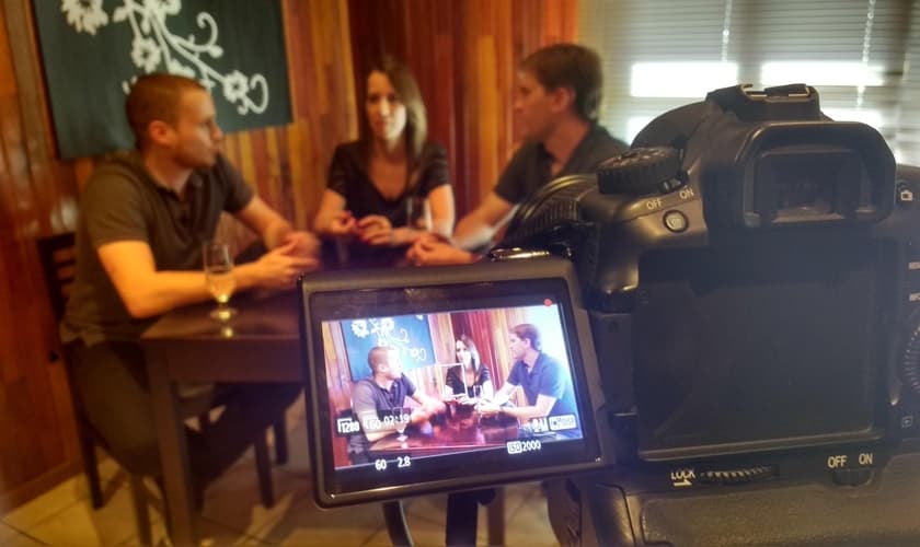 Felipe Seroque em entrevista com Alessandra e Ériko, proprietários da cozinha oriental Wasabi, para o programa da Web TV "Empreendendo com Sucesso". (Foto: Divulgação/Chegou a Hora Brasil)