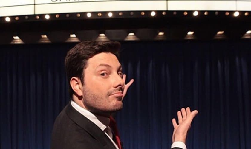 Embora Danilo Gentili seja conhecido pelo humor e pelas críticas políticas, muitos de seus seguidores conhecem também o lado espiritual de sua vida. (Foto: Facebook/Danilo Gentili)