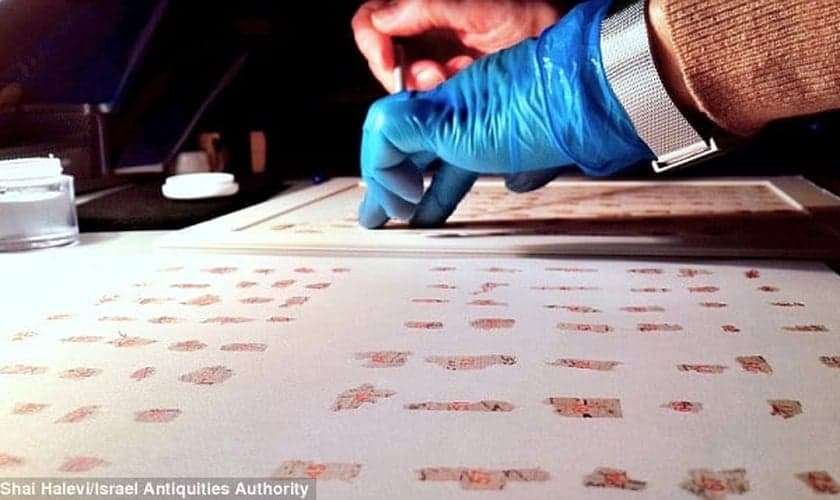 Novas ferramentas tecnológicas estão sendo desenvolvidas para ajudar neste trabalhoso processo de juntar cada fragmento dos pergaminhos, deteriorados pela ação do tempo. (Foto: Daily Mail)