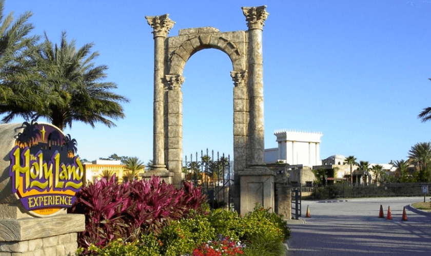 No Holy Land Experience, é possível compartilhar a última ceia com Jesus, assistir sua crucificação e até mesmo ser batizado por ele. (Foto: Holy Land Experience)