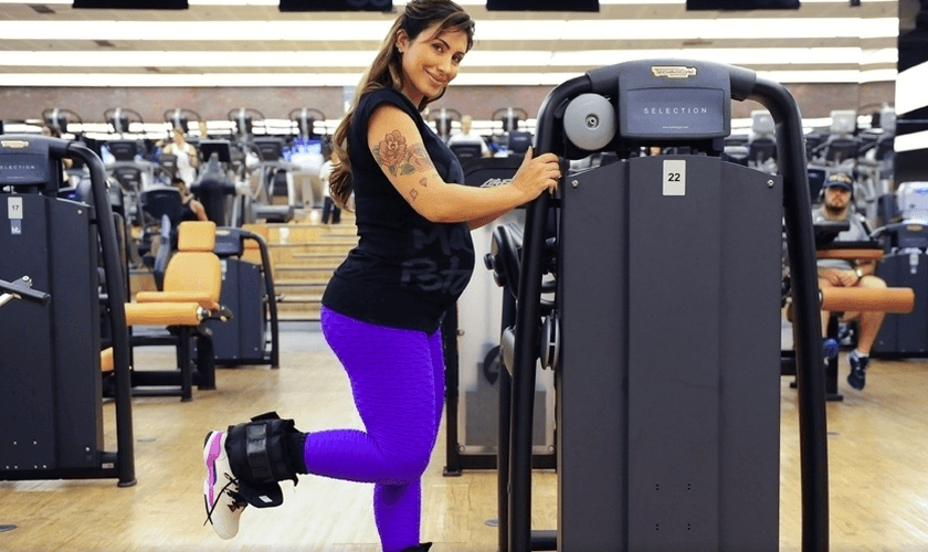 Grávida, Jaque Khury faz musculação e exercícios para melhorar postura. (Foto: Junior Lago/UOL)