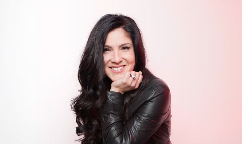 O evento contará com a apresentação ao vivo da cantora juntamente com Nic, seu esposo. (Foto: Divulgação).