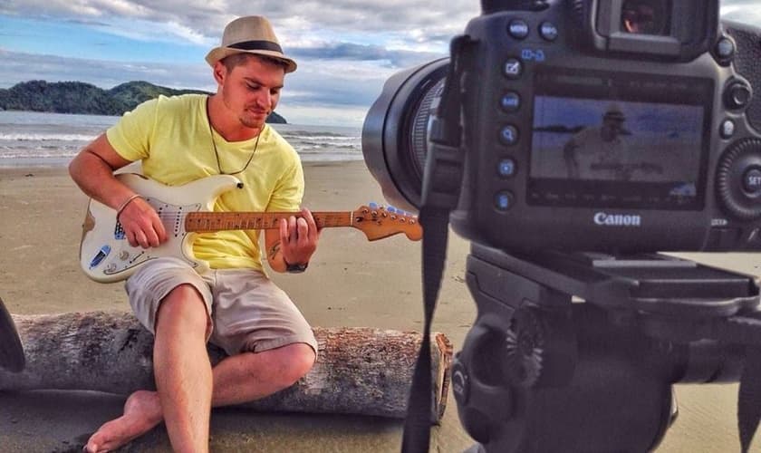 Durante seu período na clínica de reabilitação, Leandro começou a compor canções que estão no CD “A história da minha vida”. (Foto: Reprodução/Facebook).