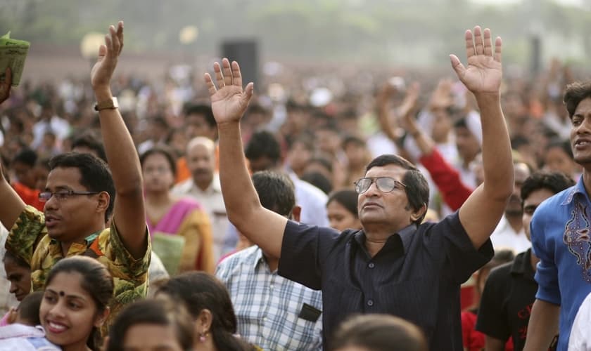 Cristãos oram durante um evento,  em Dhaka, Bangladesh. (Foto: Reuters)