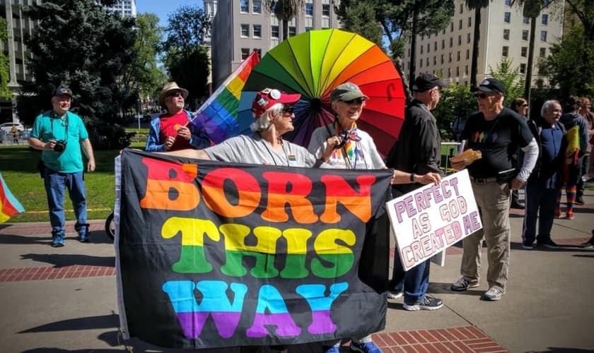 Manifestantes pró-LGBT protestam em frente à vigília realizada pelo pastor Franklin Graham, em Sacramento, Califórnia / EUA. (Foto: Facebook)