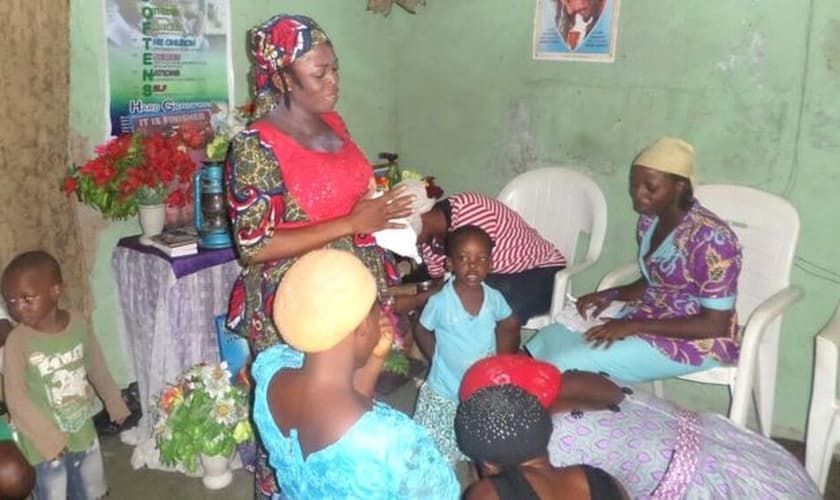 Muitas mulheres grávidas procuram a irmã Indoreyin Sambhor, uma parteira e pastora na Igreja Land of Promise. (Foto: BBC)