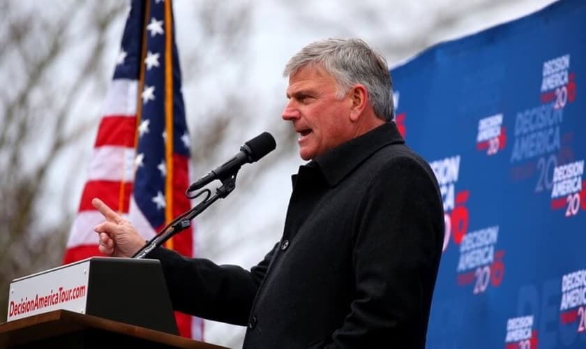 Um dia Ele vai limpar a lousa e criar novos céus e uma nova terra", disse Graham. (Foto: Reprodução/Facebook).