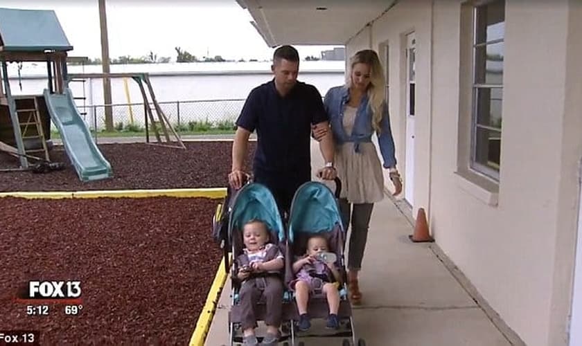 Pastor Stewart e sua esposa, com os dois bebês adotados. (Imagem: Reprodução / Fox)