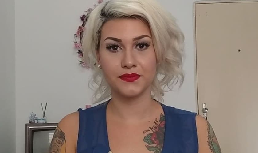 Sara Winter liderou por anos o movimento 'Femen' no Brasil e chegou a participar de protestos do grupo no exterior. Atualmente se posiciona contra o aborto e afirma que tem sofrido ameaças e agressões verbais do movimento feminista. (Imagem: G1)