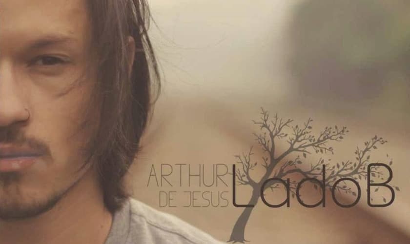 Arthur nasceu em São Paulo e aos seis anos se apaixonou pela música ao ganhar um violão usado. (Foto: Divulgação).