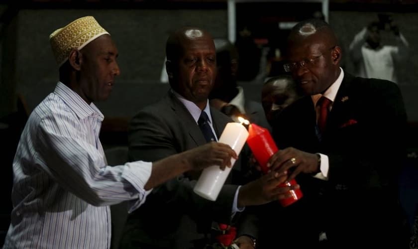 Diretor do Centro de Combate ao Terrorismo no Quênia acende vela em homenagem às vítimas do massacre em Garissa. (Imagem: Reuters)