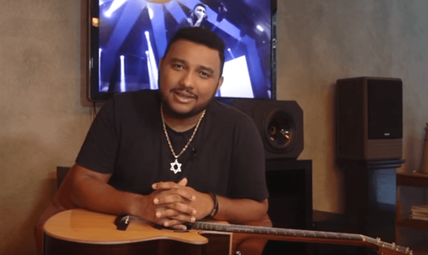 O cantor inicia falando da canção “Amor de Pai” que é uma das canções mais especiais que ele já compôs. (Foto: Reprodução/YouTube).