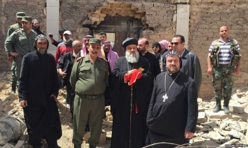 Apesar dos assassinatos, o chefe da Igreja Ortodoxa Síria, o Patriarca Inácio Aphrem II (ao centro), pretende restaurar a harmonia entre as religiões. (Foto: Patriarcado Sírio)