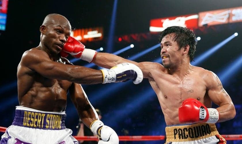 Manny Pacquiao (à esquerda) começou sequência de socos em Timothy Bradley no sétimo round. (Foto: AP/Isaac Brekken)