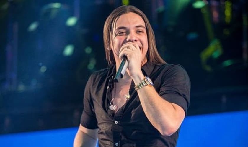 O cantor recebe cultos privados em sua casa (ou de sua mãe, dona Biu), dirigidos pelo pastor André Vitor. (Foto: Reprodução)