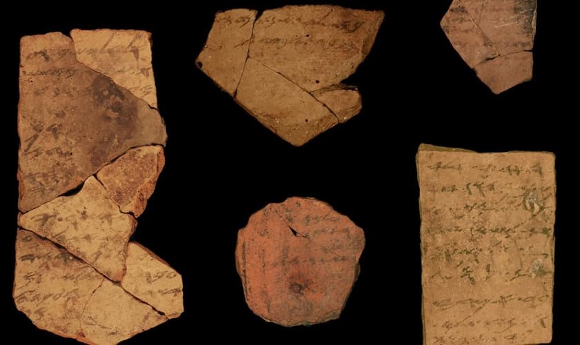 Manuscritos feitos sobre fragmentos de cerâmica, datados por volta de 600 a.C., foram encontrado na fortaleza de Tel Arad, em 1970. (Foto: Michael Cordonsky/Israel Antiquities Authority)