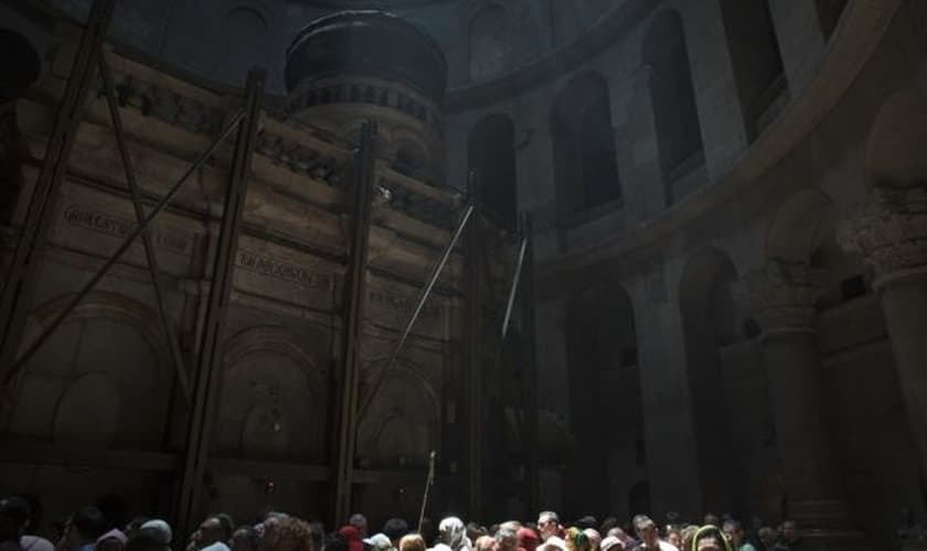 As três denominações que detêm o maior controle sobre o local concordaram em ajudar a financiar o projeto de restauração. (Foto: Reuters/Finbarr O'Reilly).