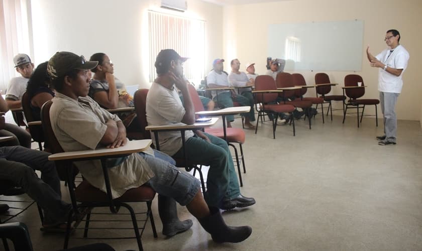 urante a capacitação, foram dadas orientações sobre origem, características, criadouros e hábitos do mosquito. (Foto: Afonso Rocha).