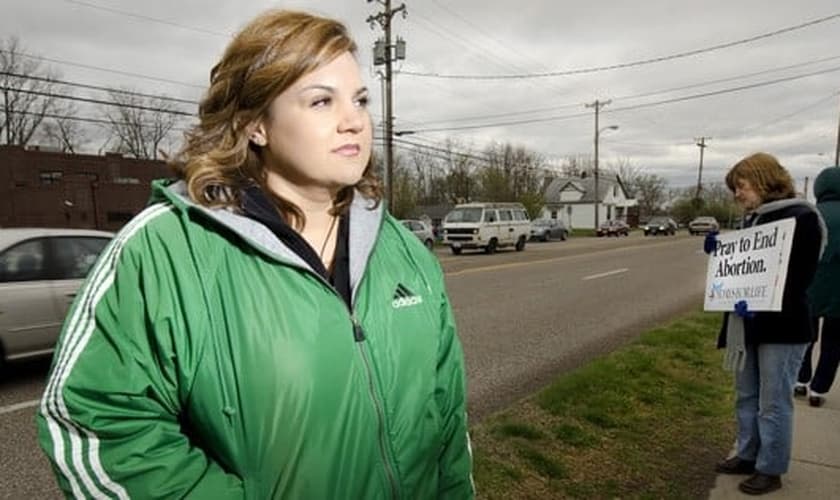 Abby Johnson deixou a diretoria regional da Planned Parenthood em 2009, após acompanhar ao vivo pelo ultrassom, um bebê lutando por sua vida, durante um processo abortivo. (Foto: Epic Pew)