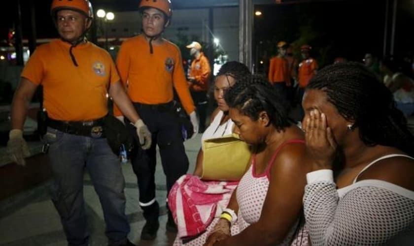 "De repente, tudo estava escuro, a luz estava apagada", disse sobrevivente. (Foto: Reuters/Henry Romero)
