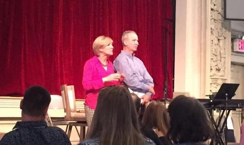 Pastores Peter e Geri Scazzero ministrando palestra. (Foto: Divulgação)