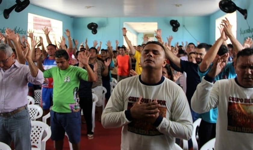Cerca de 50 pessoas, entre detentos e familiares, participaram do culto. (Foto: Rickardo Marques/G1 AM)
