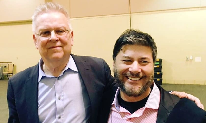 Pastor Randy Clark (left) and Ap. Joel Engel (right), during a break at 'Voice of Prophets'. (Photo: Guiame)