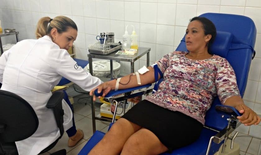 Juliana Lustosa doa sangue a convite da Igreja Adventista do 7° Dia (Foto: Hosana Morais/G1)