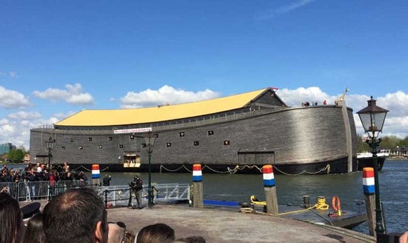 O navio pesa cerca de 2.500 toneladas, mede 95 pés por 75,5 pés de altura e 410 pés de comprimento. (Foto: Divulgação).