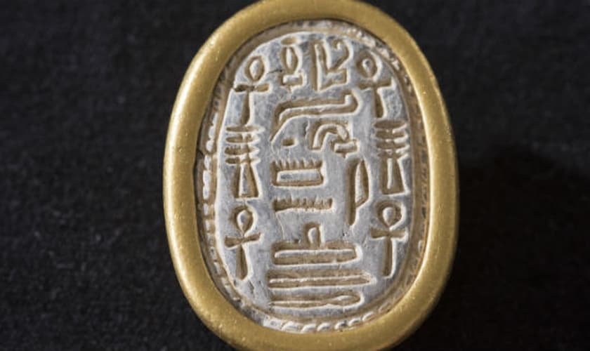 Segundo a pesquisadora, "O escaravelho deve ter pertencido a uma figura de alto escalão no reino, provavelmente um vice-rei, responsável pelo tesouro real". (Foto: Breaking Israel News)