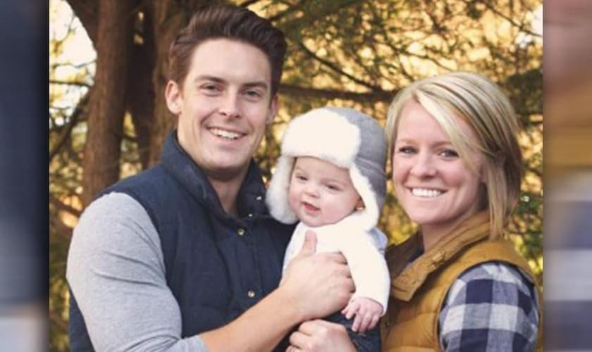 Pastor Davey Blackburn e sua esposa Amanda, com o filho. (Foto: ABC 11)
