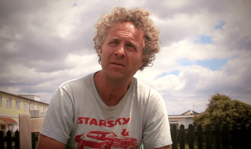 Charles Mackesy nasceu em Northumberland, no ano de 1962 e começou seus trabalhos na década de 80. (Image: Youtube / captura de tela)