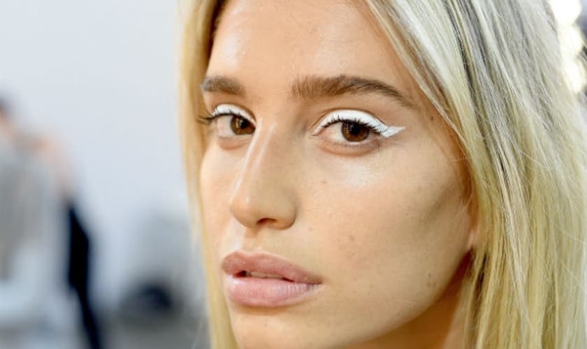 Delineador branco feito por Fabiana Gomes, maquiadora da M.A.C. (Foto: Alexandre Virgilio)