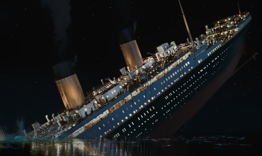 Cena do filme "Titaninc" mostrando a cena que o histórico afunda.