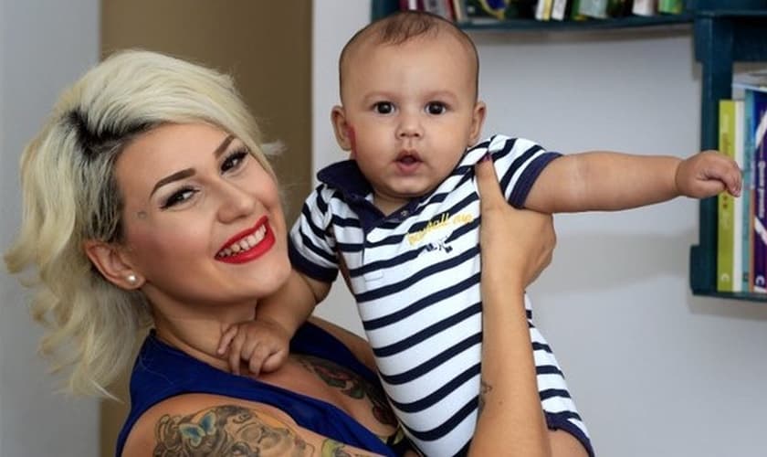 Sara Winter segura nos braços, o seu filho Hector Valentim. (Foto: G1)